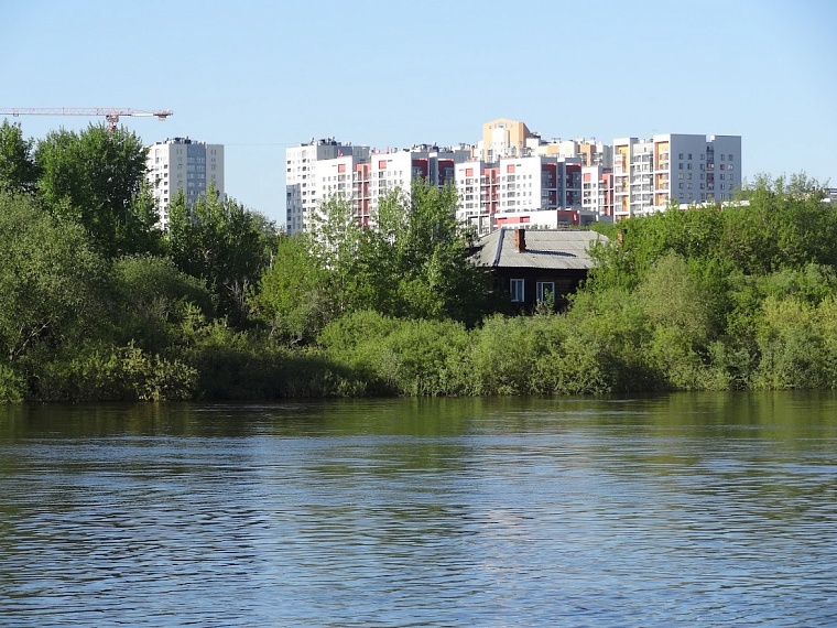 На дне реки Туры в Тюмени нашли затонувшую баржу