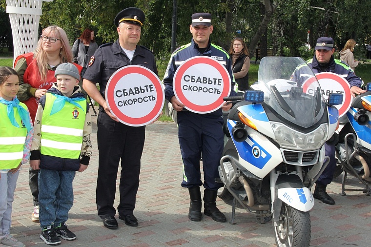 Тюменских водителей призвали снизить скорость в населенных пунктах