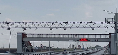 На трассе Тюмень - Тобольск - Ханты-Мансийск водителей негабаритных машин встретит светящаяся надпись "СТОП!"