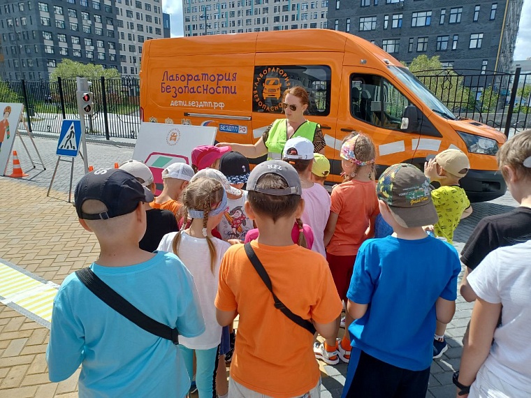 В тюменской «Лаборатории безопасности» детей учат избегать ДТП