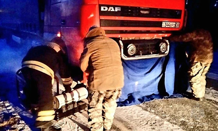 В морозы на трассах Тюменской области отогревают большегрузы