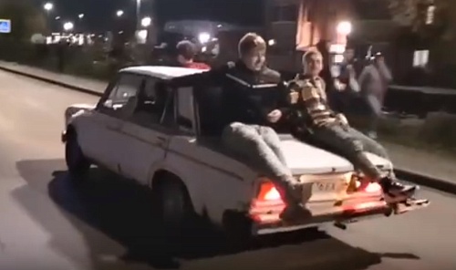 В Тюмени задержали автомобилиста, который катал пассажиров на капоте и багажнике