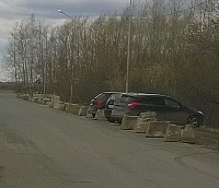 В Рощино бесплатные места для парковки перегородили бетонными блоками