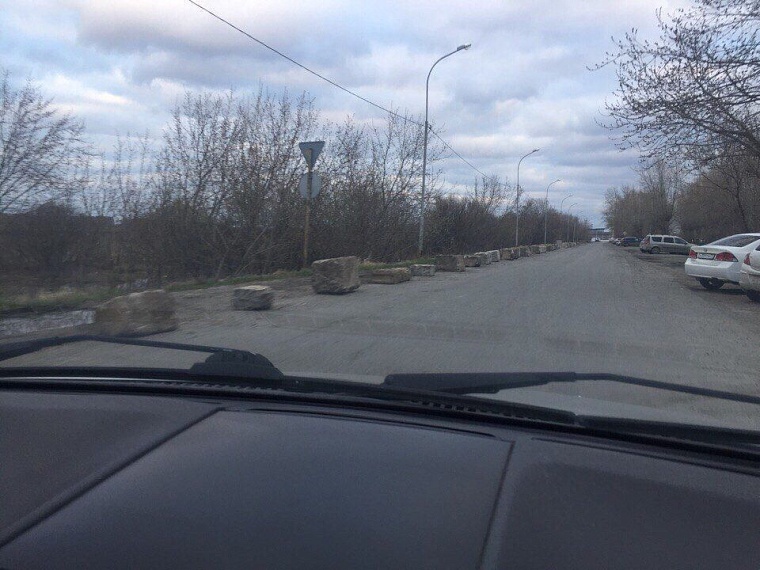 В Рощино бесплатные места для парковки перегородили бетонными блоками