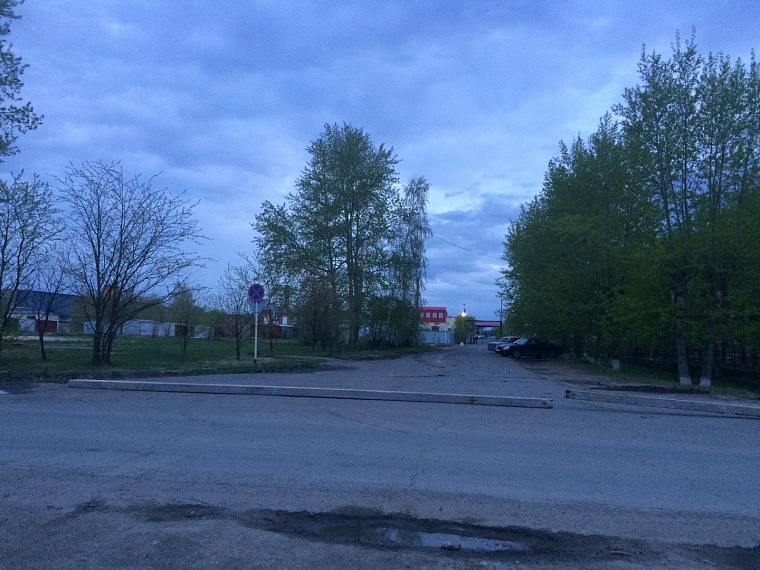 В Рощино бесплатные места для парковки перегородили бетонными блоками