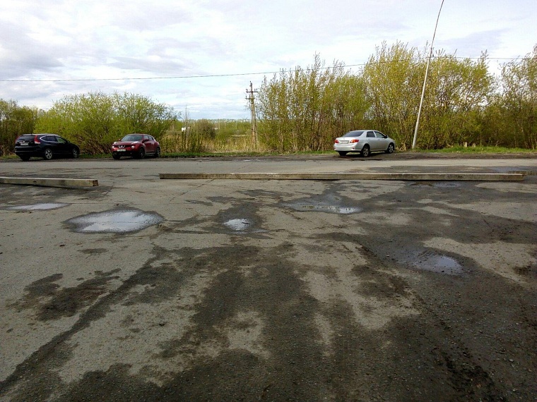 В Рощино бесплатные места для парковки перегородили бетонными блоками