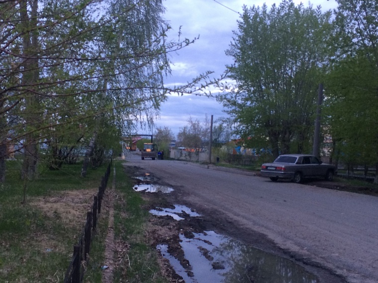 В Рощино бесплатные места для парковки перегородили бетонными блоками