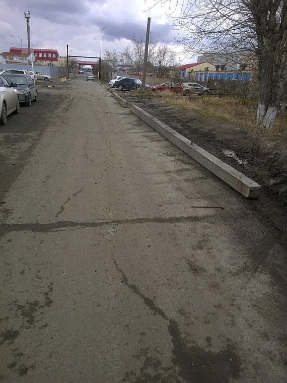 В Рощино бесплатные места для парковки перегородили бетонными блоками