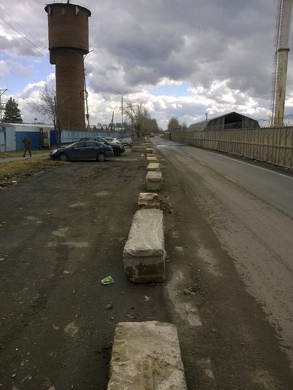 В Рощино бесплатные места для парковки перегородили бетонными блоками