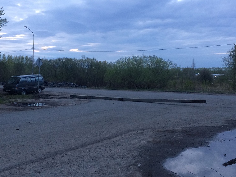 В Рощино бесплатные места для парковки перегородили бетонными блоками