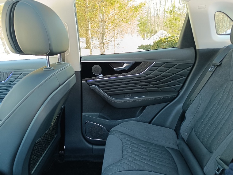 HONGQI HS5: добро пожаловать в бизнес-класс!