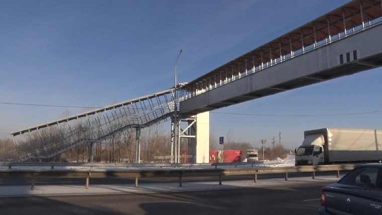 На тюменской трассе открыли два надземных пешеходных перехода