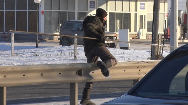 На тюменской трассе открыли два надземных пешеходных перехода