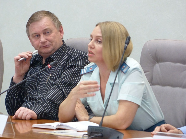 Совещание с таксистами о проекте закона закончилось выкриками из зала