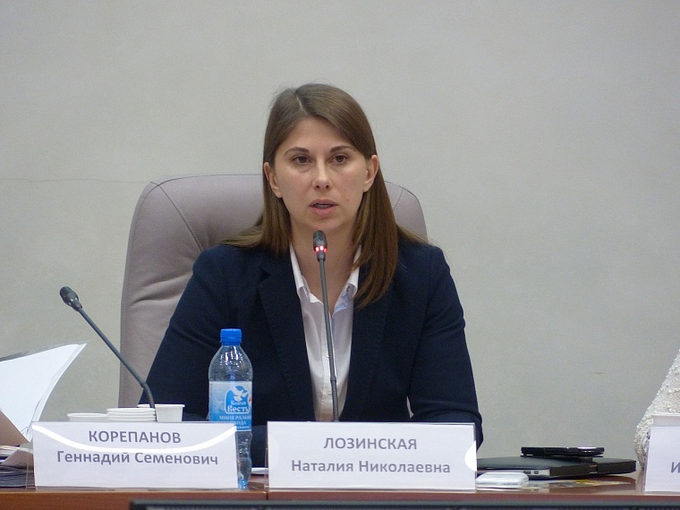 Совещание с таксистами о проекте закона закончилось выкриками из зала