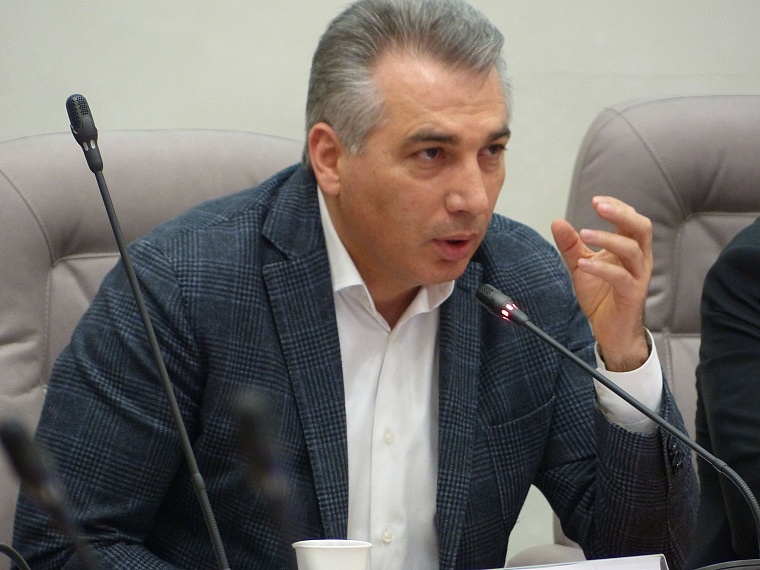 Совещание с таксистами о проекте закона закончилось выкриками из зала