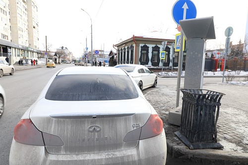 Глава Тюмени Максим Афанасьев поручил разобраться с парковками во втором ряду и на остановках