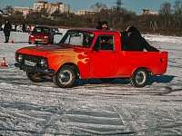 В Тюмени ретро-гонщики растопили лед на озере Алебашево