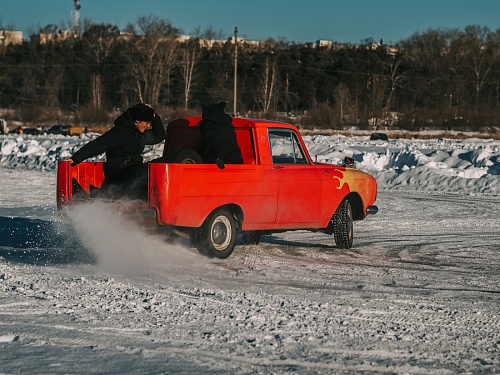 В Тюмени ретро-гонщики растопили лед на озере Алебашево