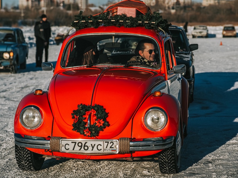 В Тюмени ретро-гонщики растопили лед на озере Алебашево
