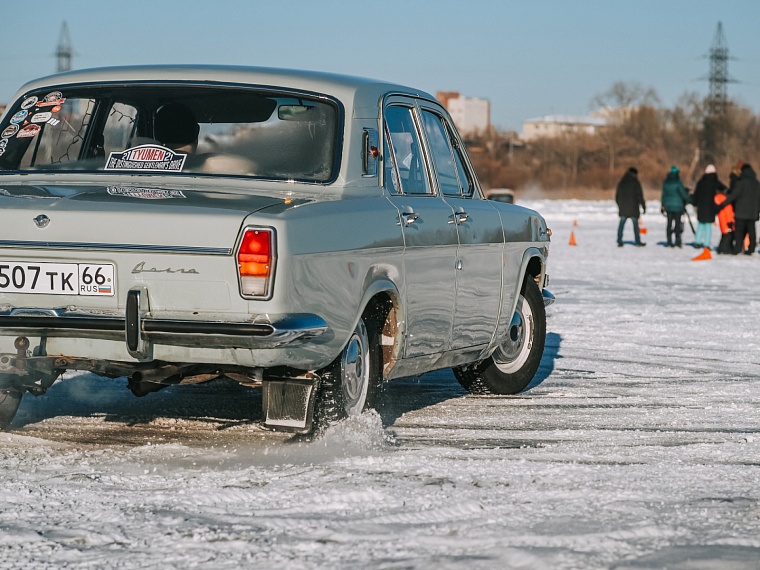 В Тюмени ретро-гонщики растопили лед на озере Алебашево