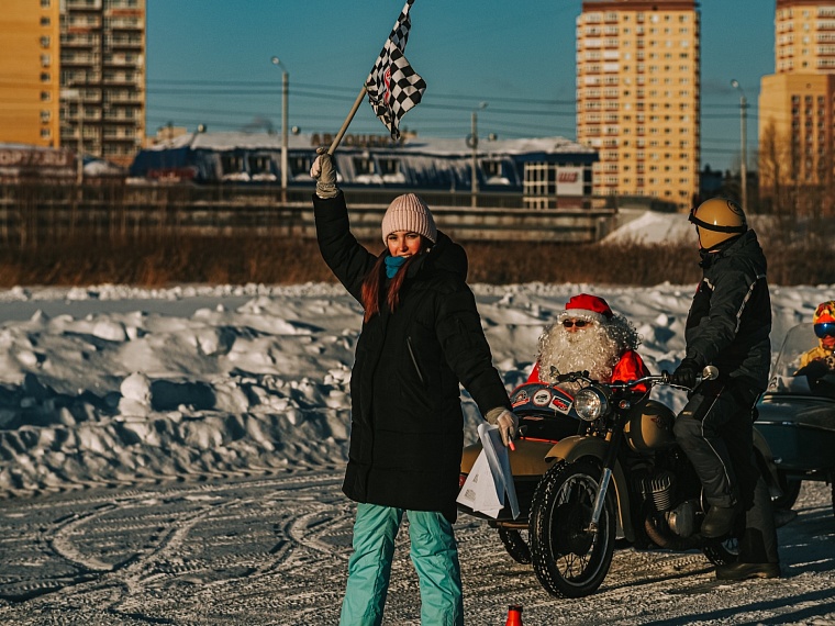 В Тюмени ретро-гонщики растопили лед на озере Алебашево
