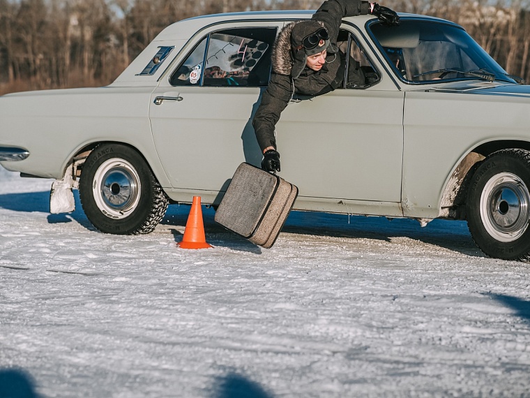 В Тюмени ретро-гонщики растопили лед на озере Алебашево