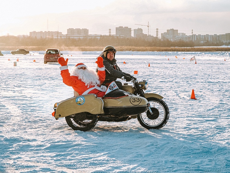 В Тюмени ретро-гонщики растопили лед на озере Алебашево
