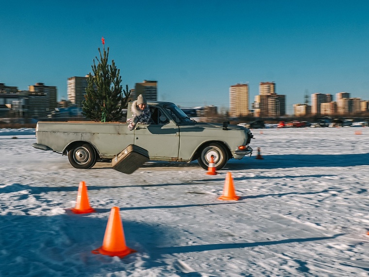 В Тюмени ретро-гонщики растопили лед на озере Алебашево