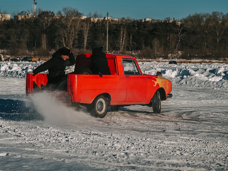 В Тюмени ретро-гонщики растопили лед на озере Алебашево