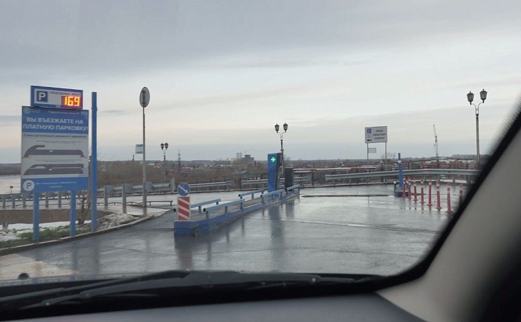 Парковка у моста Влюбленных: неудобно платить