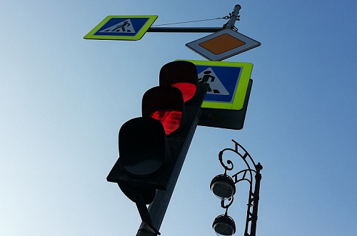 На двух тюменских перекрестках смонтировали светодиодную подсветку