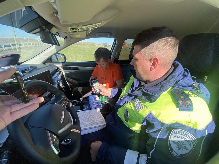 На участке с реверсивным движением в Абатском задержали пьяного дальнобойщика