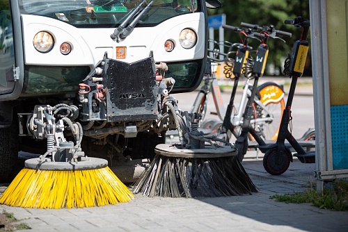 С дорог Тюмени ежедневно вывозится около 30 кубометров мусора