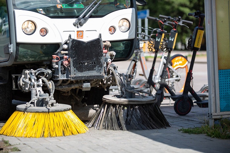 С дорог Тюмени ежедневно вывозится около 30 кубометров мусора