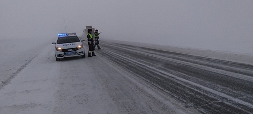 Тюменские автоинспекторы проводят разъяснительную работу на трассах