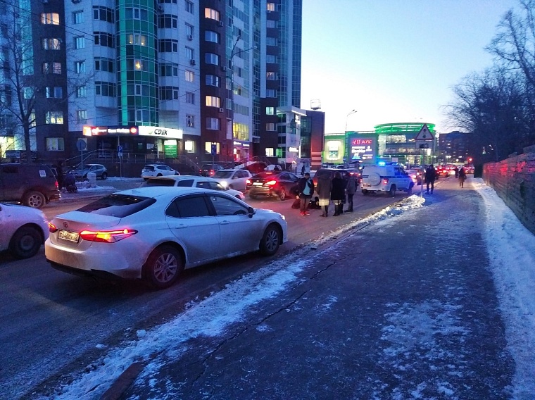 Посигналил, а она побежала еще быстрее: на Малыгина иномарка сбила женщину