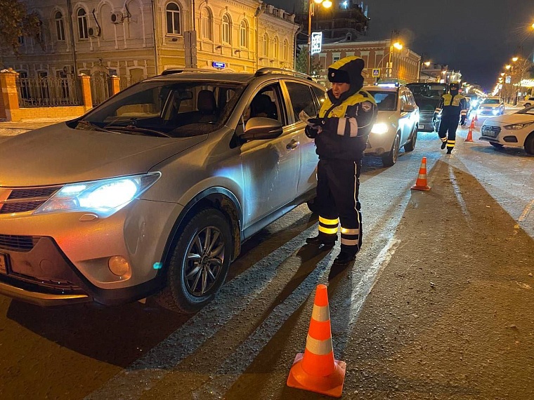 В центре Тюмени ночью прошла сплошная проверка водителей на трезвость