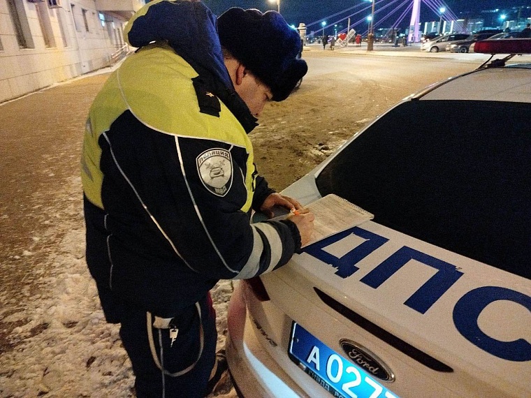 В центре Тюмени ночью прошла сплошная проверка водителей на трезвость