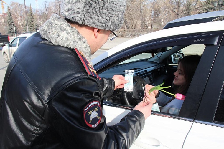 Начальник Тюменской областной ГИБДД дарил женщинам цветы