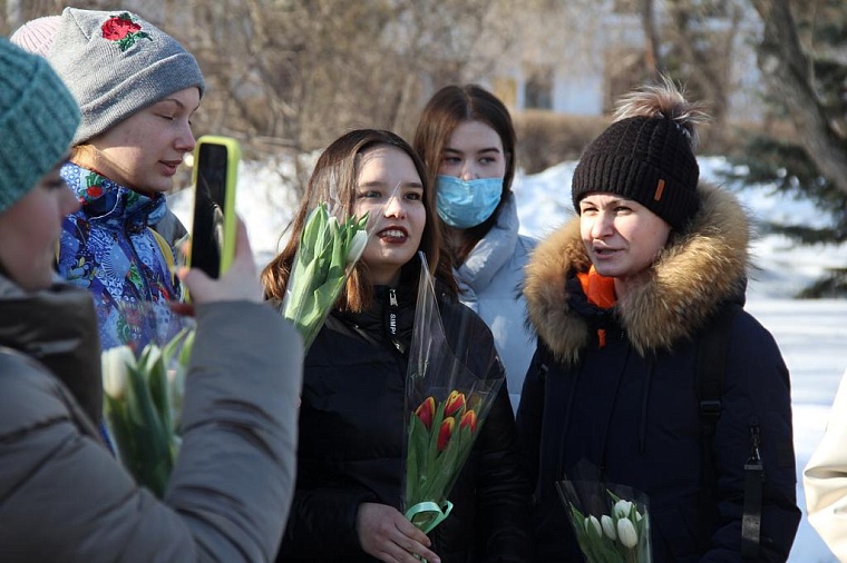 Начальник Тюменской областной ГИБДД дарил женщинам цветы