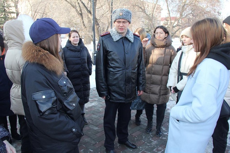 Начальник Тюменской областной ГИБДД дарил женщинам цветы