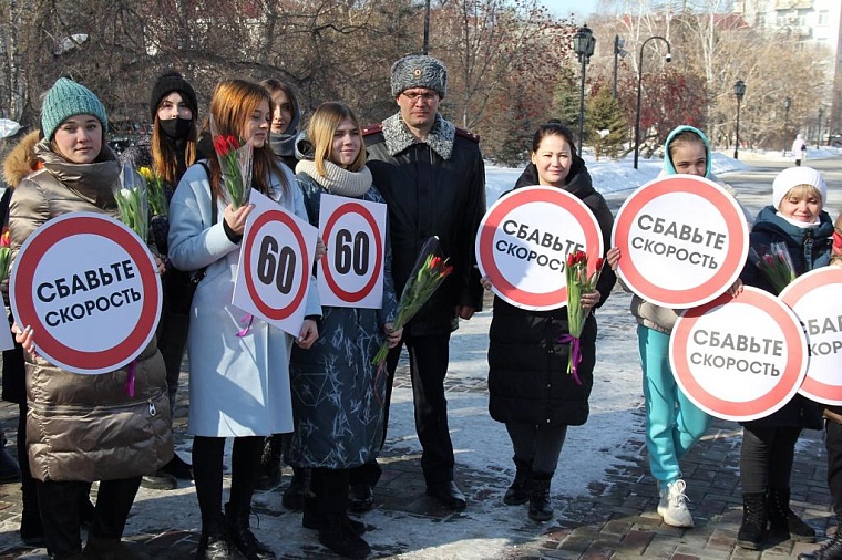 Начальник Тюменской областной ГИБДД дарил женщинам цветы