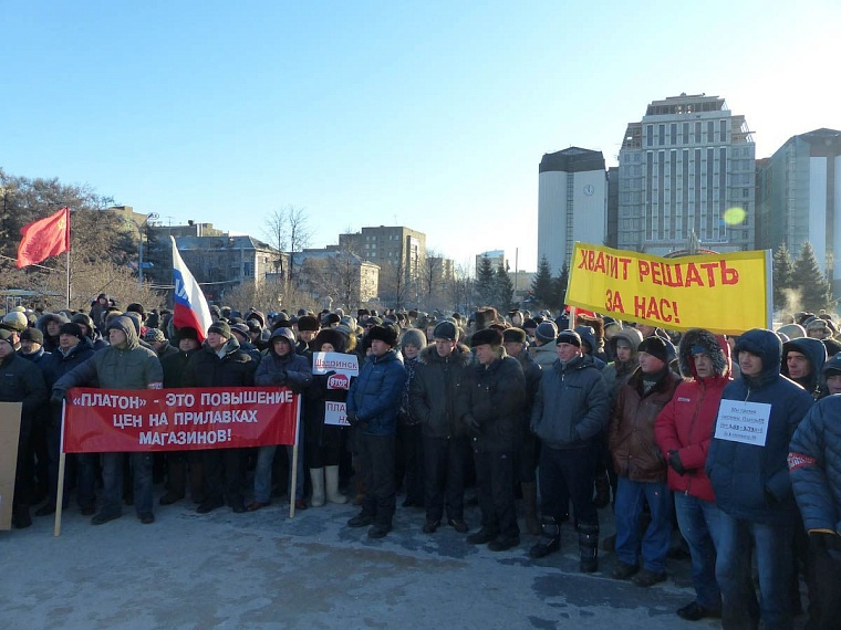 Тюменские дальнобойщики вышли на митинг против «Платона»