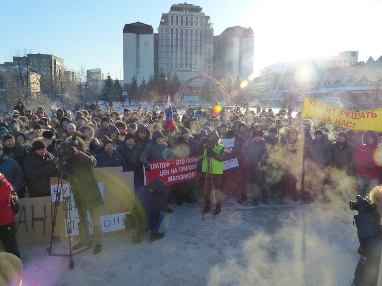 Тюменские дальнобойщики вышли на митинг против «Платона»