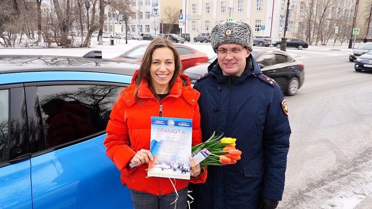 В Тюмени начальник ГАИ Андрей Миллер раздает цветы автомобилисткам