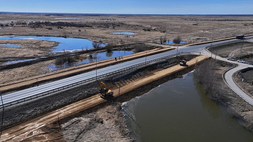 Потенциально опасный участок трассы Тюмень - Омск максимально защитили от паводка