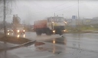 В Петрозаводске дороги моют в дождь