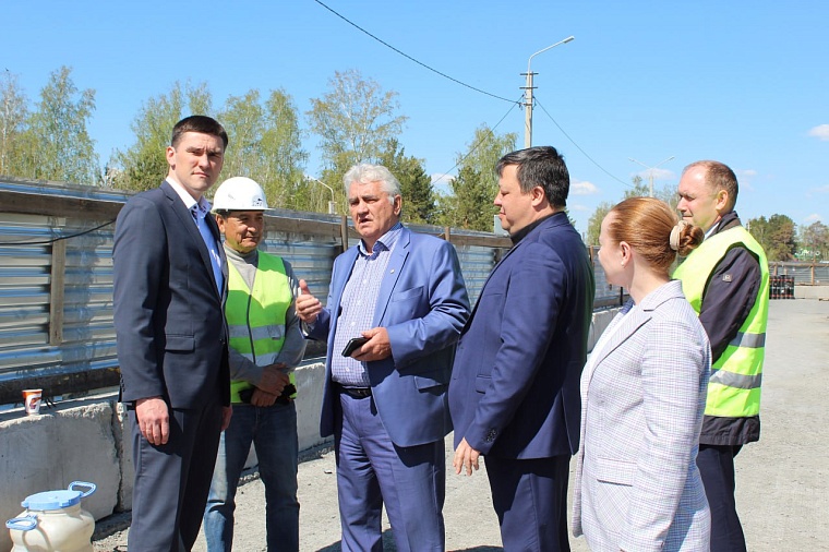 На тюменских мостах и путепроводах ремонтируют деформационные швы по новой технологии