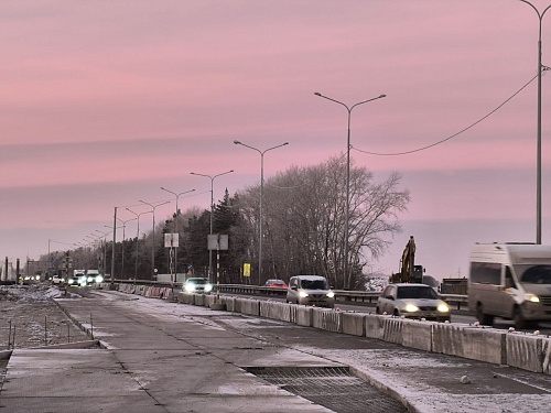 На месте строительства новой развязки на Московском тракте в Тюмени возводят первую опору